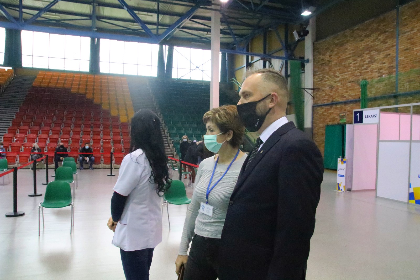 Wojewoda odwiedził punkt szczepien i kosocl ewangelicki