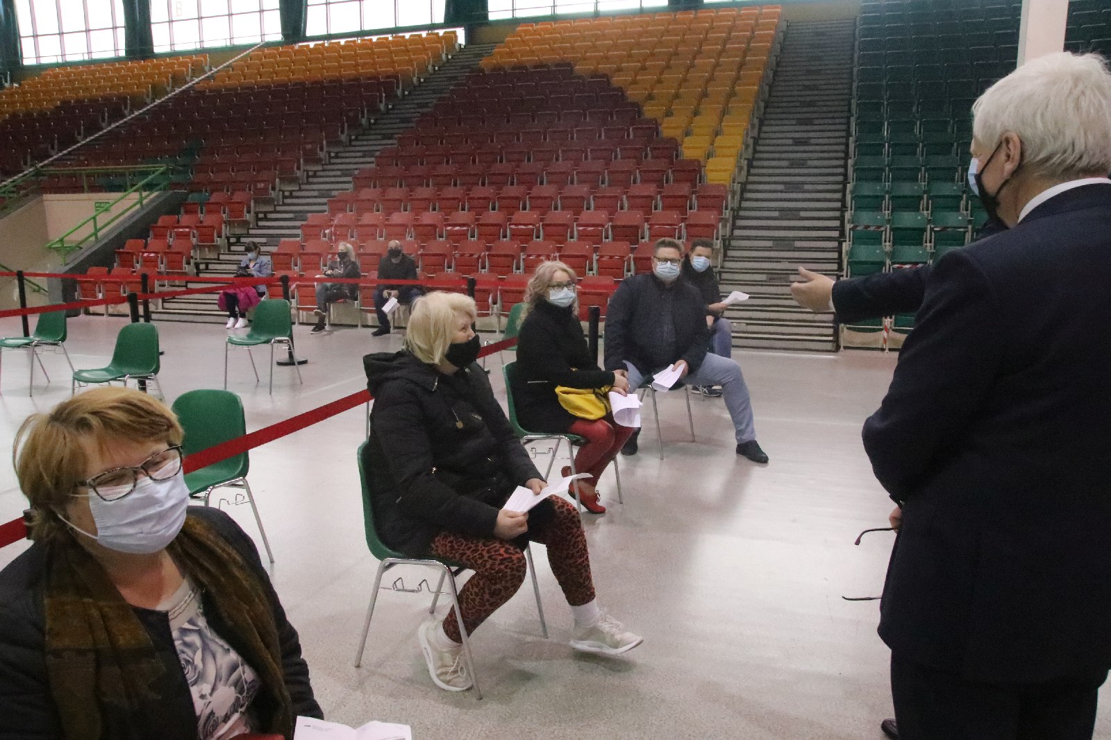 Wojewoda odwiedził punkt szczepien i kosocl ewangelicki