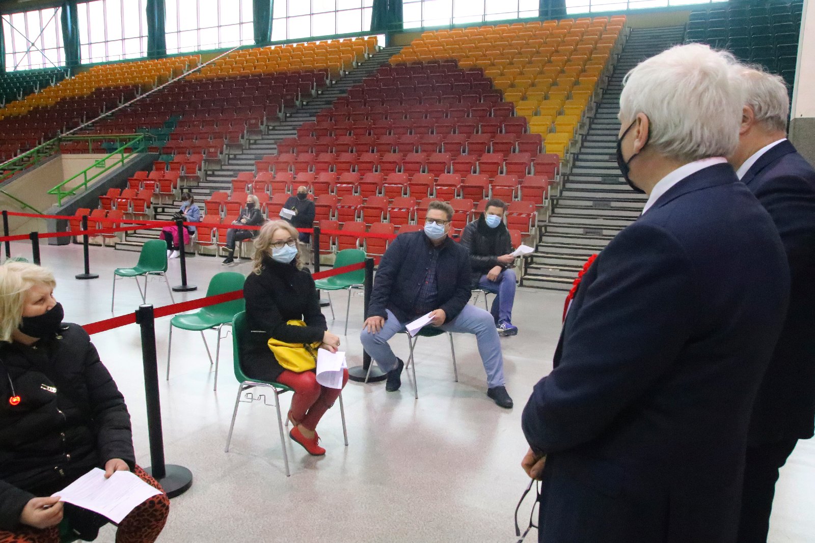 Wojewoda odwiedził punkt szczepien i kosocl ewangelicki