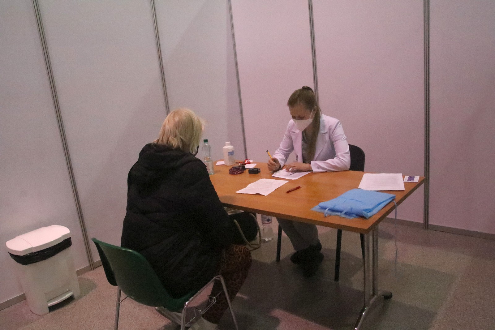 Wojewoda odwiedził punkt szczepien i kosocl ewangelicki