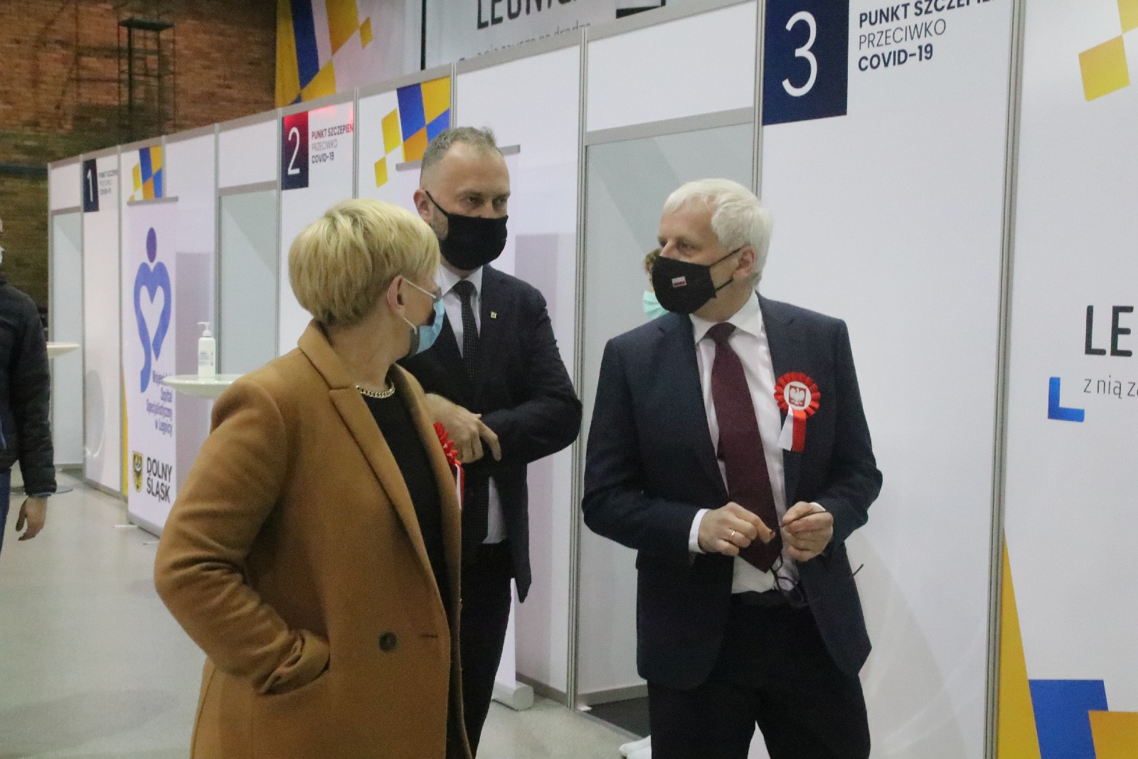 Wojewoda odwiedził punkt szczepien i kosocl ewangelicki