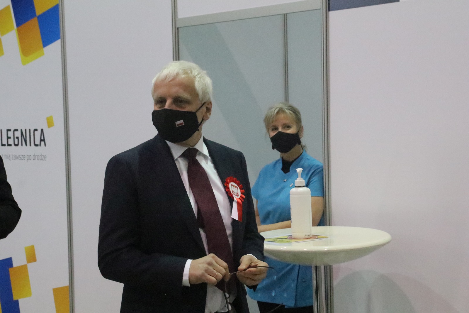 Wojewoda odwiedził punkt szczepien i kosocl ewangelicki