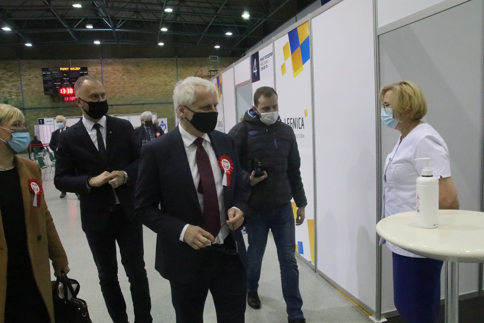 Wojewoda odwiedził punkt szczepien i kosocl ewangelicki