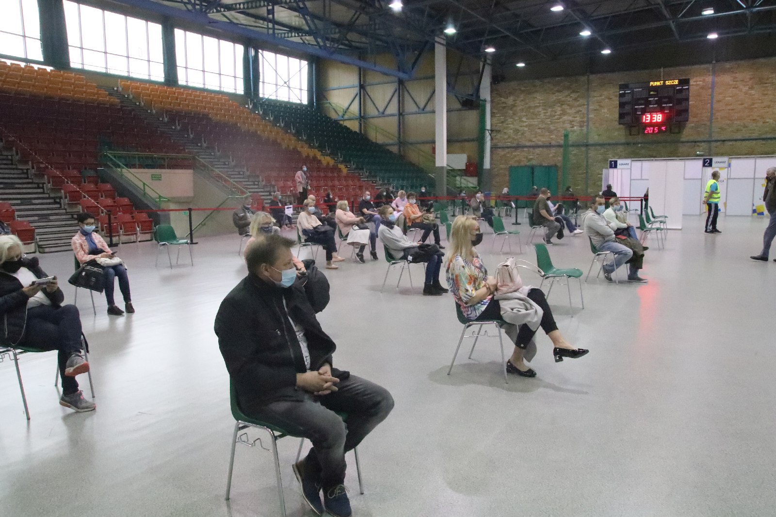 Wojewoda odwiedził punkt szczepien i kosocl ewangelicki