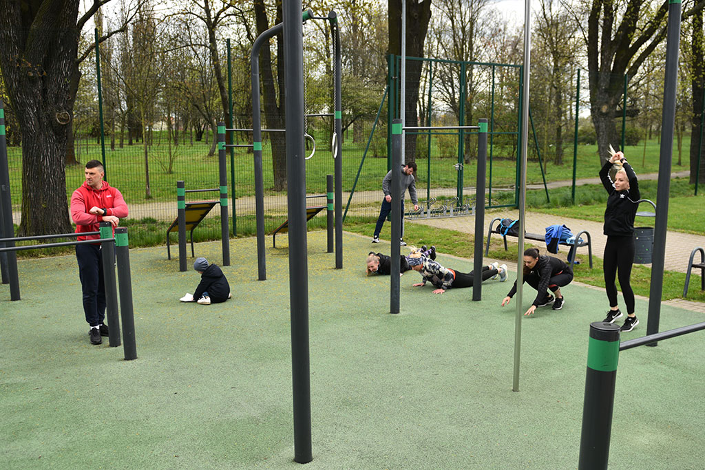 Wielkie rozciąganie w parku kalistenicznym