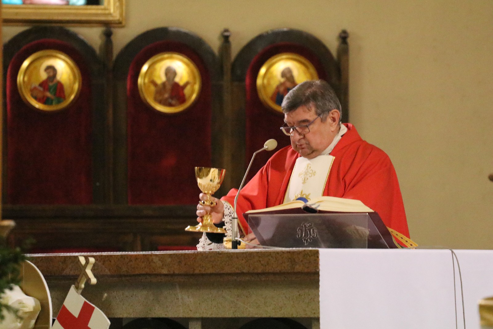 Uroczysta msza z okazji Dnia Strażaka w kościele na Piekarach