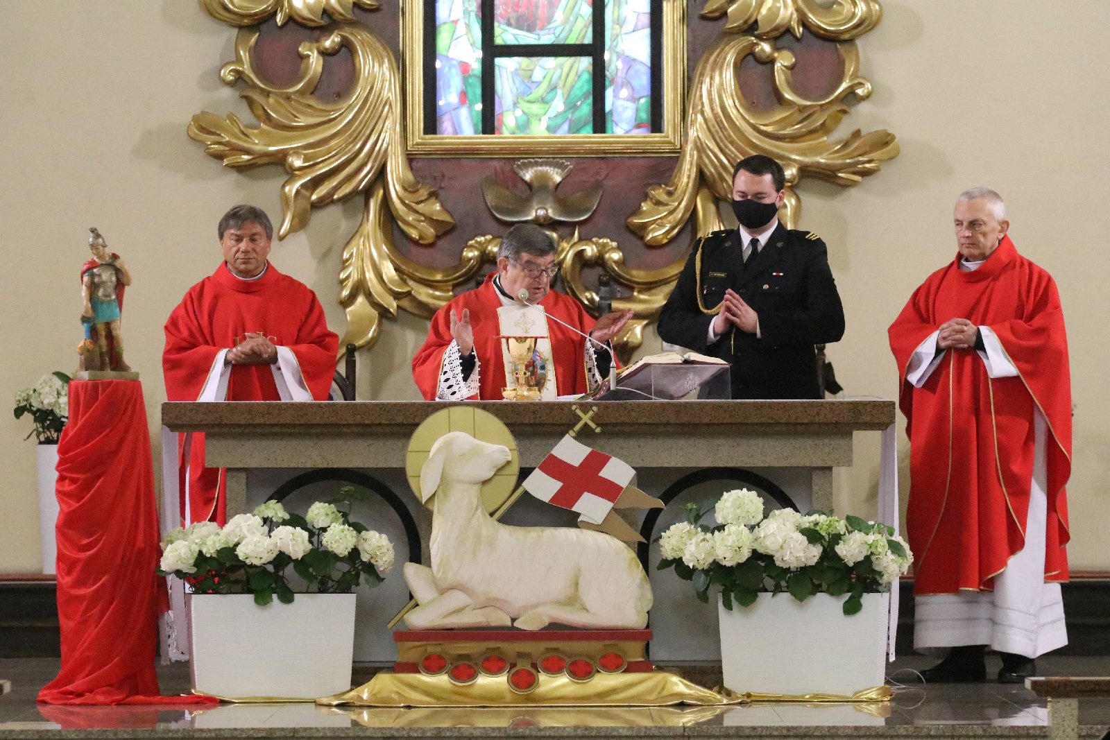Uroczysta msza z okazji Dnia Strażaka w kościele na Piekarach