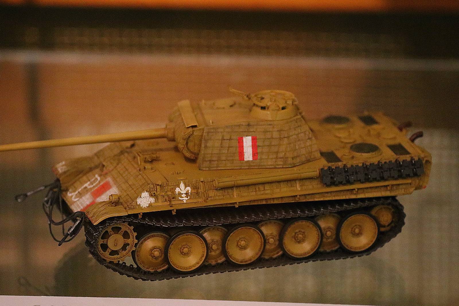 Pojazdy i broń pancerna XX wieku w miniaturze