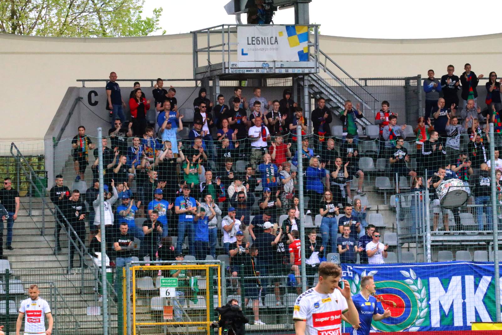 Kibice wrócili na trybuny stadionu Miedzi Legnica