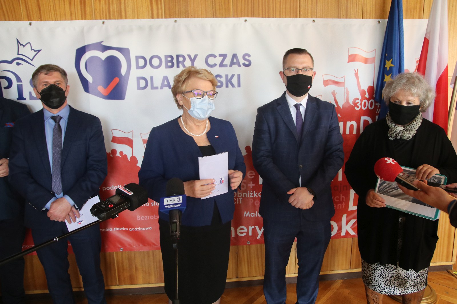 Działacze PiS-u promują  w Legnicy Polski Ład