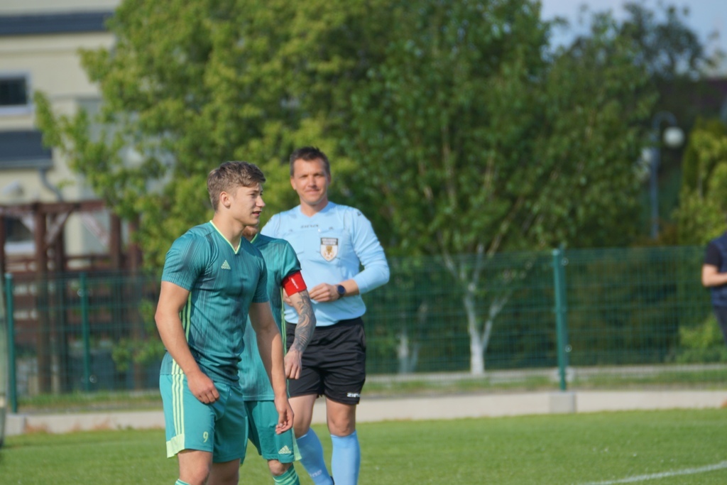 Kaczawa mimo gry w dziesiątkę  wygrywa z drużyną z Męcinki