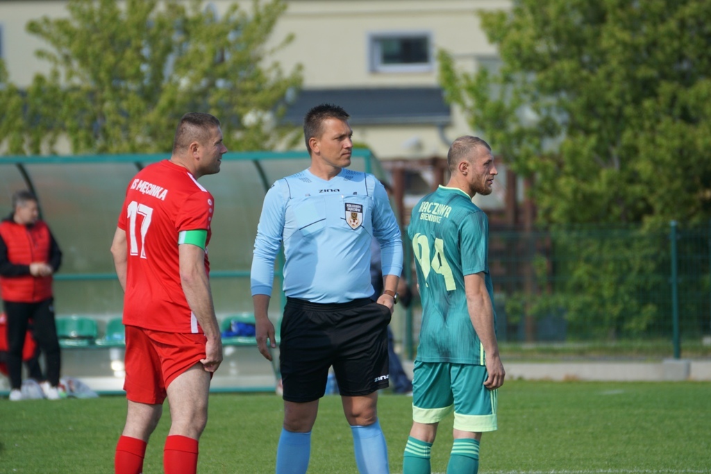 Kaczawa mimo gry w dziesiątkę  wygrywa z drużyną z Męcinki