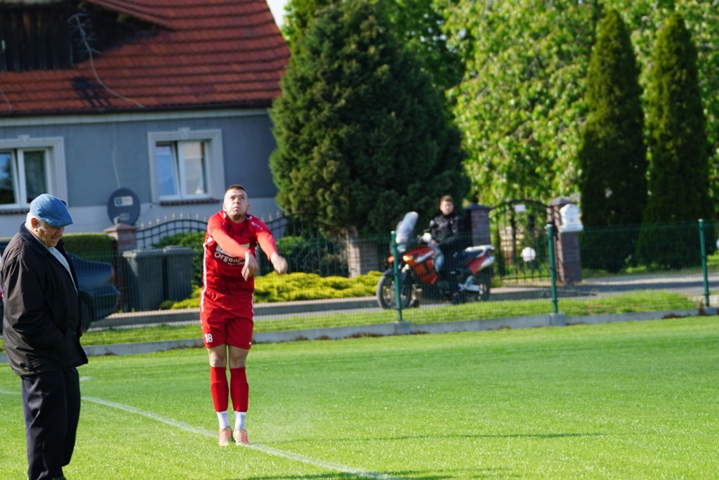 Kaczawa mimo gry w dziesiątkę  wygrywa z drużyną z Męcinki