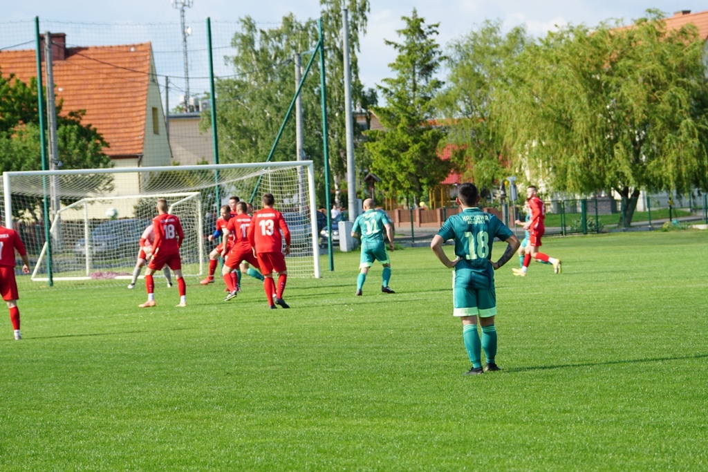 Kaczawa mimo gry w dziesiątkę  wygrywa z drużyną z Męcinki