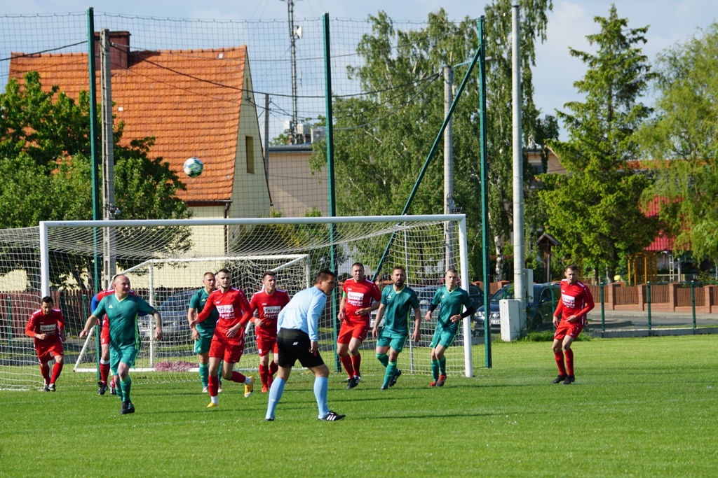 Kaczawa mimo gry w dziesiątkę  wygrywa z drużyną z Męcinki