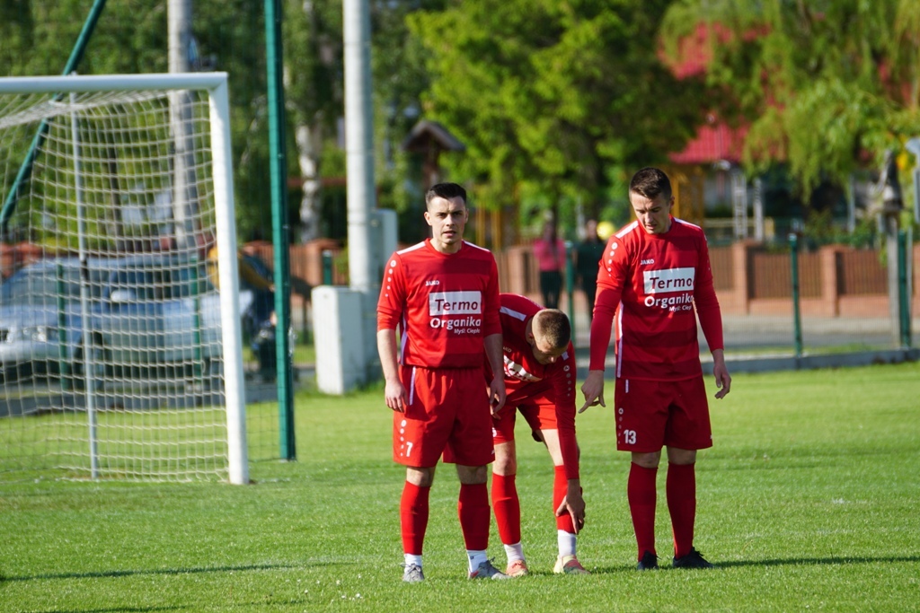 Kaczawa mimo gry w dziesiątkę  wygrywa z drużyną z Męcinki
