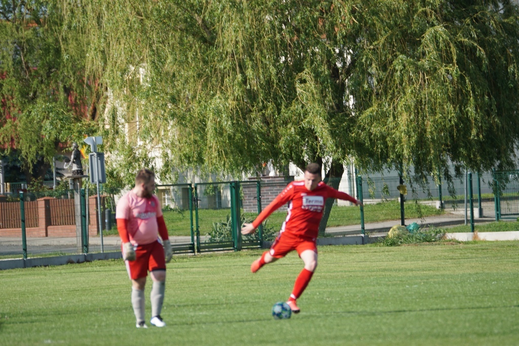 Kaczawa mimo gry w dziesiątkę  wygrywa z drużyną z Męcinki