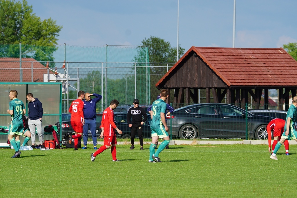 Kaczawa mimo gry w dziesiątkę  wygrywa z drużyną z Męcinki