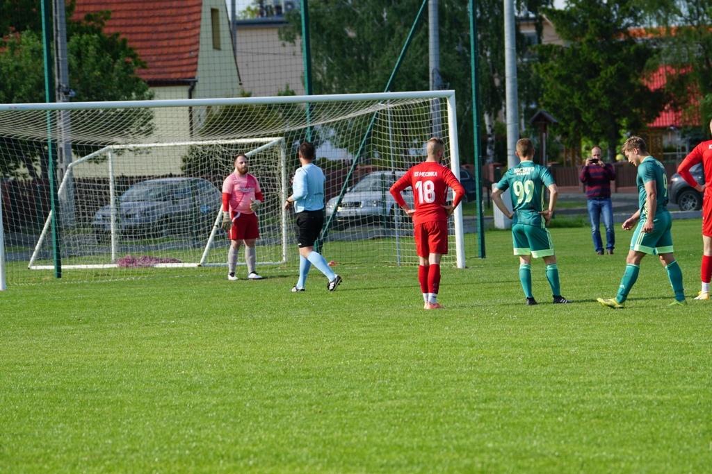 Kaczawa mimo gry w dziesiątkę  wygrywa z drużyną z Męcinki