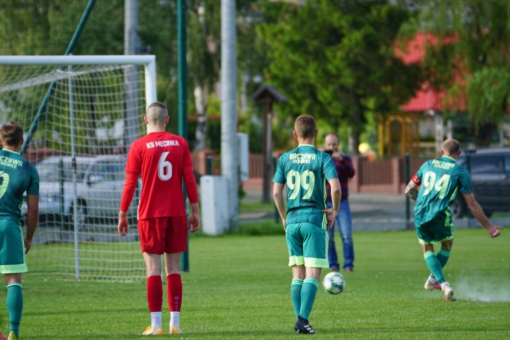 Kaczawa mimo gry w dziesiątkę  wygrywa z drużyną z Męcinki