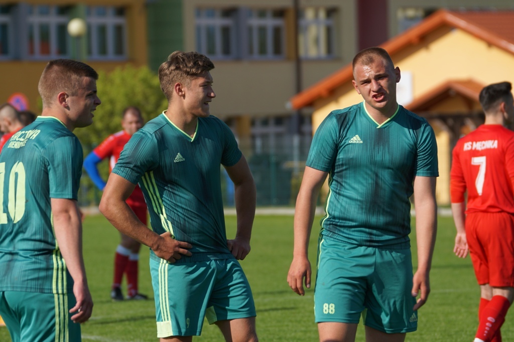 Kaczawa mimo gry w dziesiątkę  wygrywa z drużyną z Męcinki