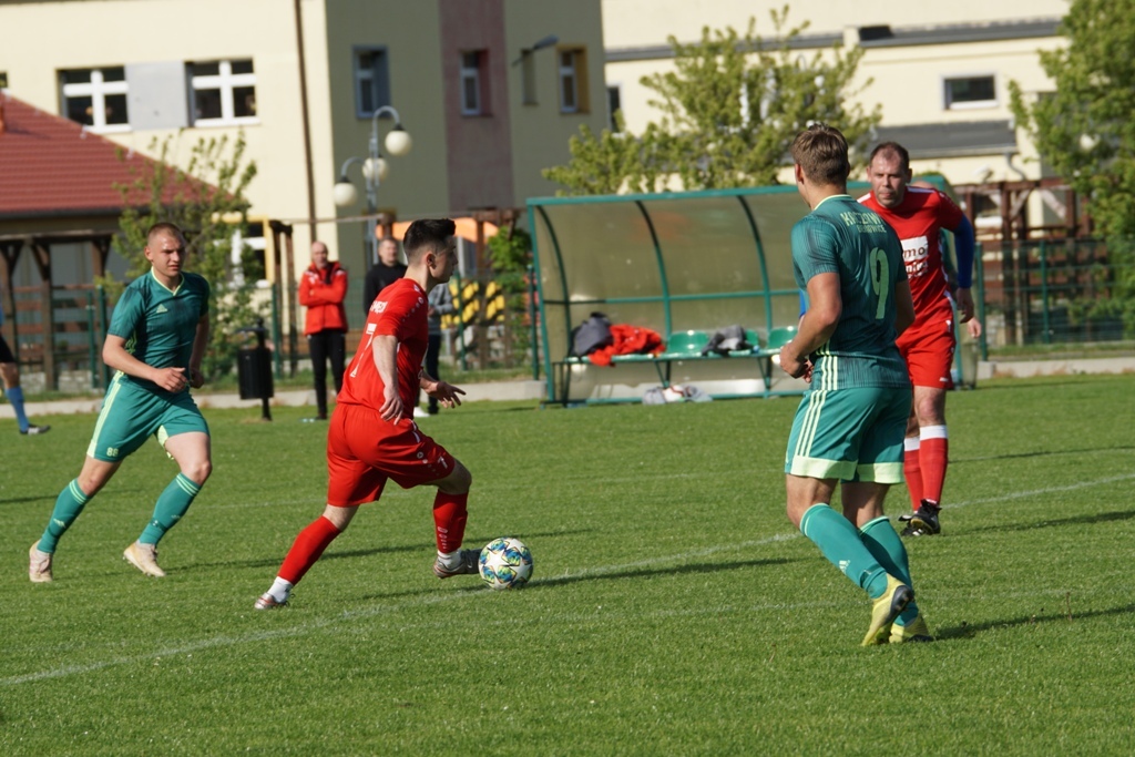 Kaczawa mimo gry w dziesiątkę  wygrywa z drużyną z Męcinki