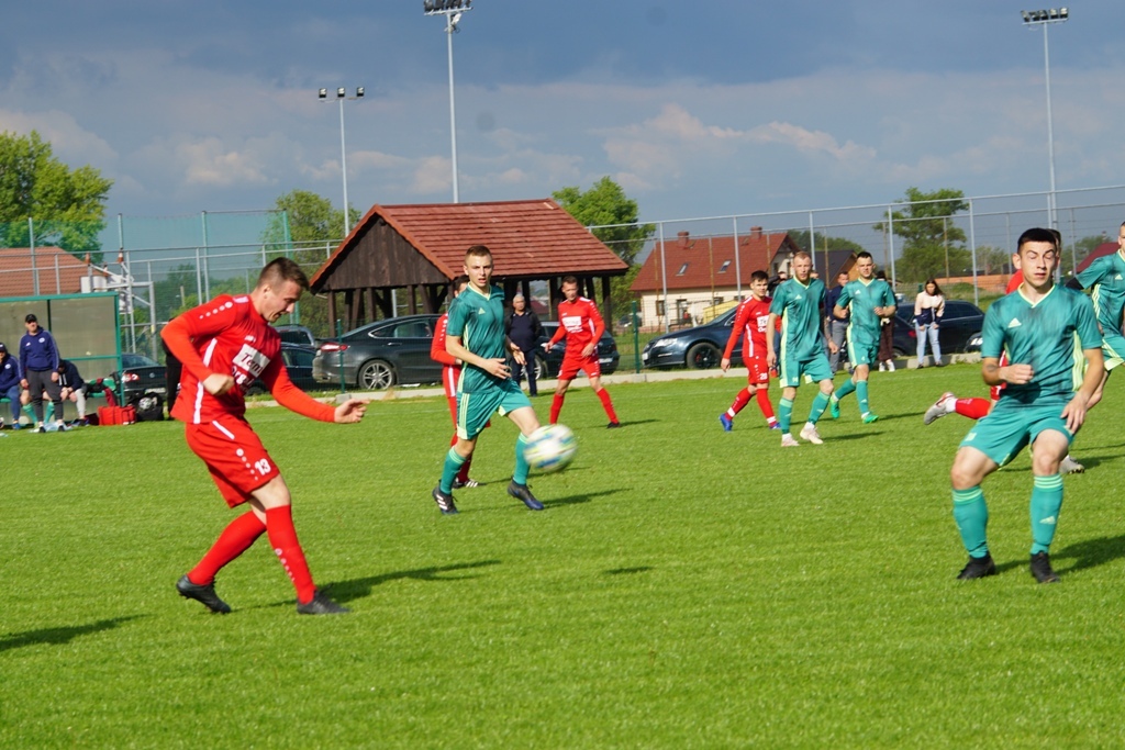 Kaczawa mimo gry w dziesiątkę  wygrywa z drużyną z Męcinki
