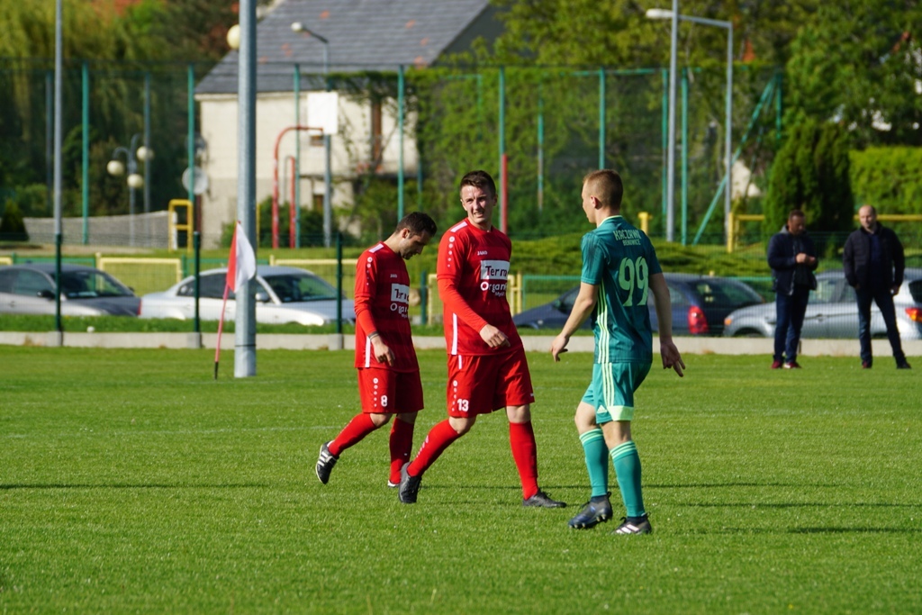 Kaczawa mimo gry w dziesiątkę  wygrywa z drużyną z Męcinki