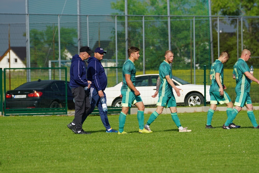 Kaczawa mimo gry w dziesiątkę  wygrywa z drużyną z Męcinki