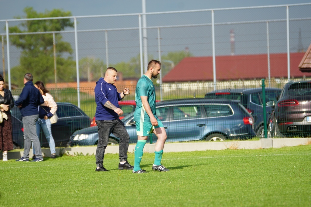 Kaczawa mimo gry w dziesiątkę  wygrywa z drużyną z Męcinki