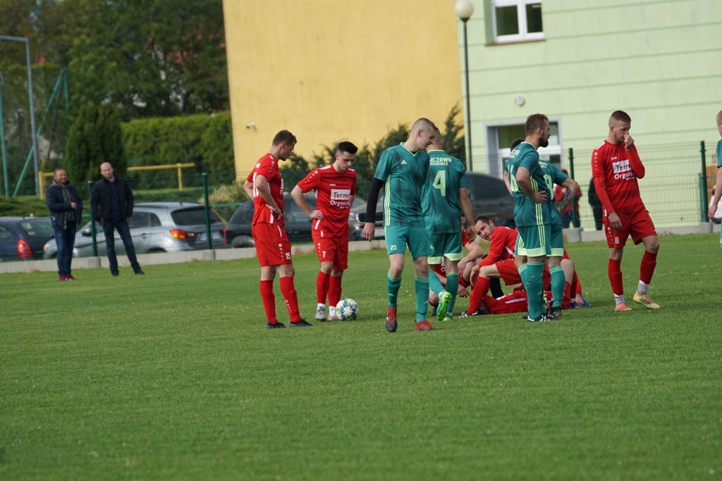 Kaczawa mimo gry w dziesiątkę  wygrywa z drużyną z Męcinki