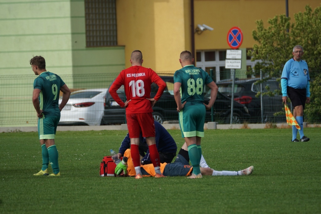 Kaczawa mimo gry w dziesiątkę  wygrywa z drużyną z Męcinki