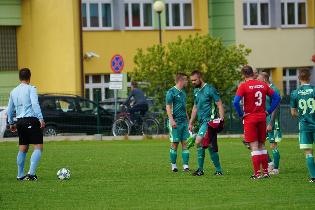 Kaczawa mimo gry w dziesiątkę  wygrywa z drużyną z Męcinki