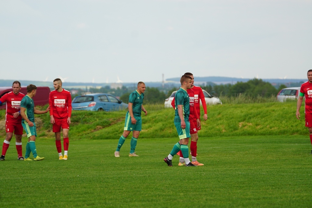 Kaczawa mimo gry w dziesiątkę  wygrywa z drużyną z Męcinki