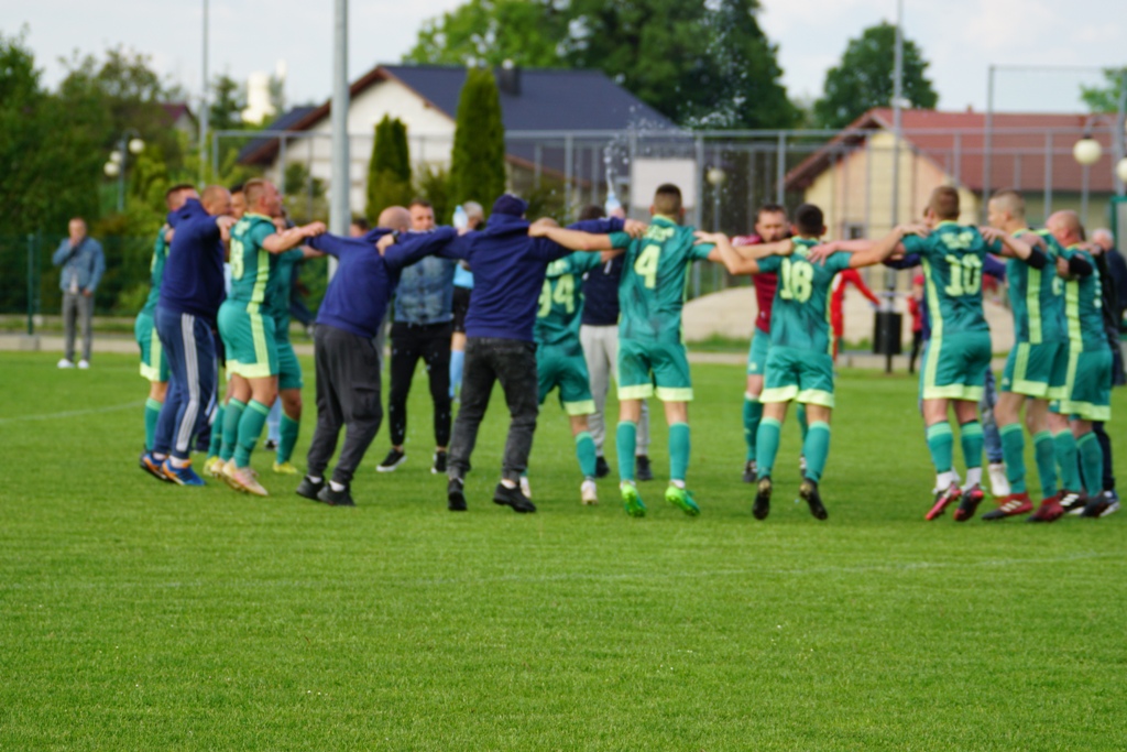 Kaczawa mimo gry w dziesiątkę  wygrywa z drużyną z Męcinki