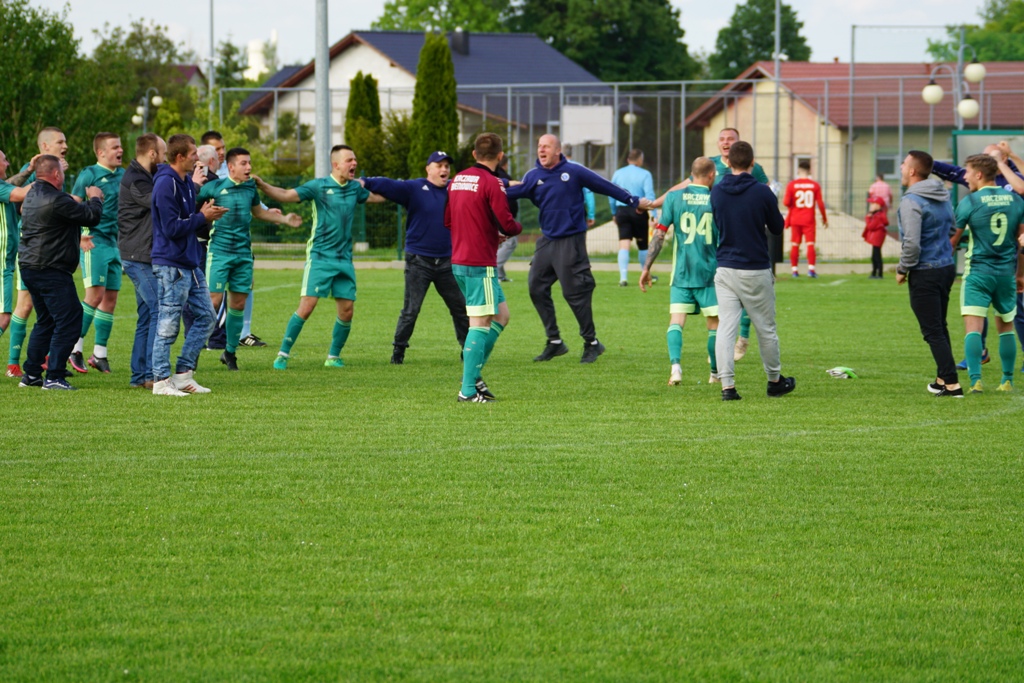 Kaczawa mimo gry w dziesiątkę  wygrywa z drużyną z Męcinki