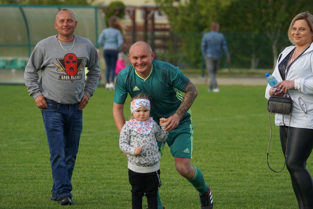 Kaczawa mimo gry w dziesiątkę  wygrywa z drużyną z Męcinki