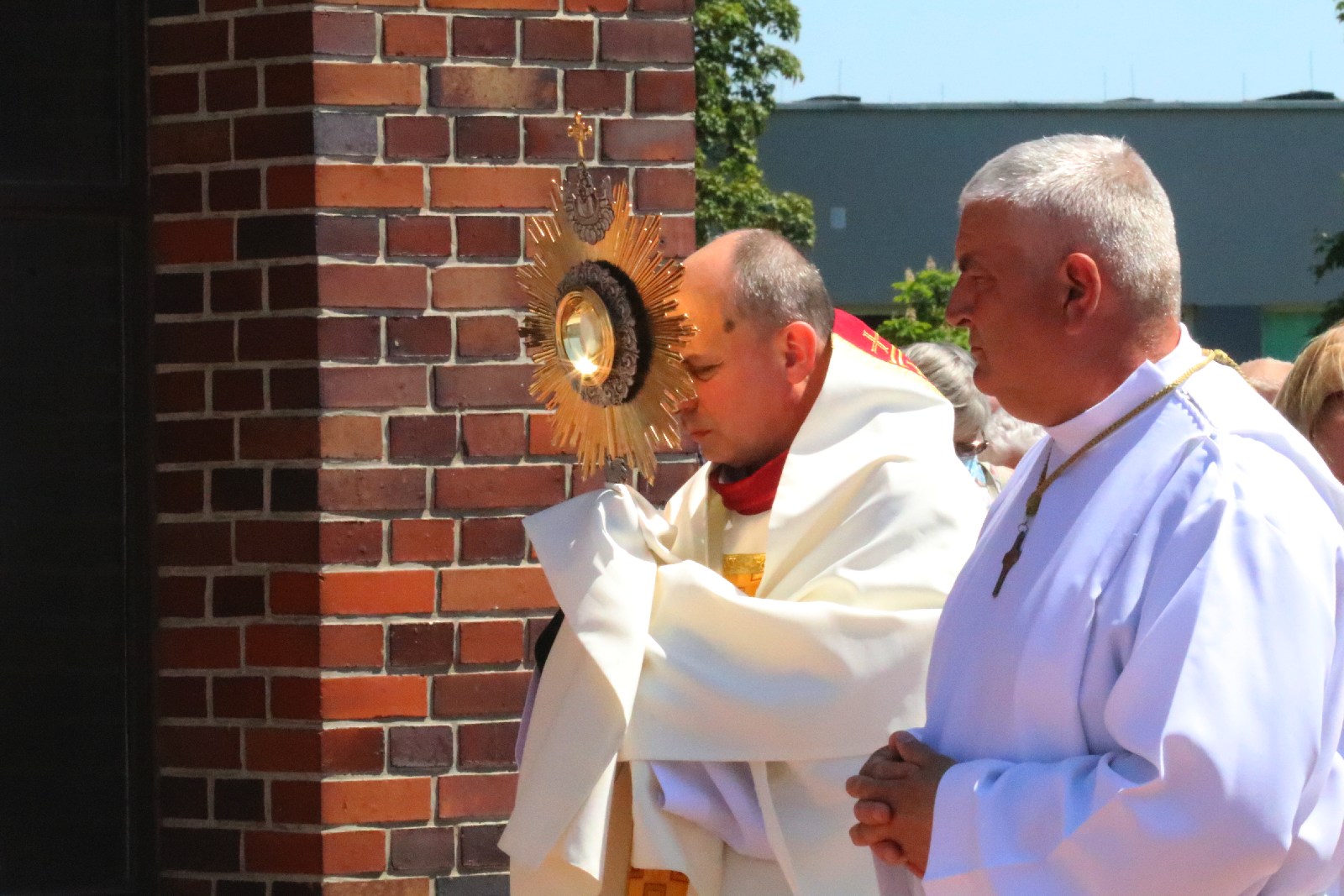 Procesja Bozego Ciała do czterech ołtarzy wokół kościoła