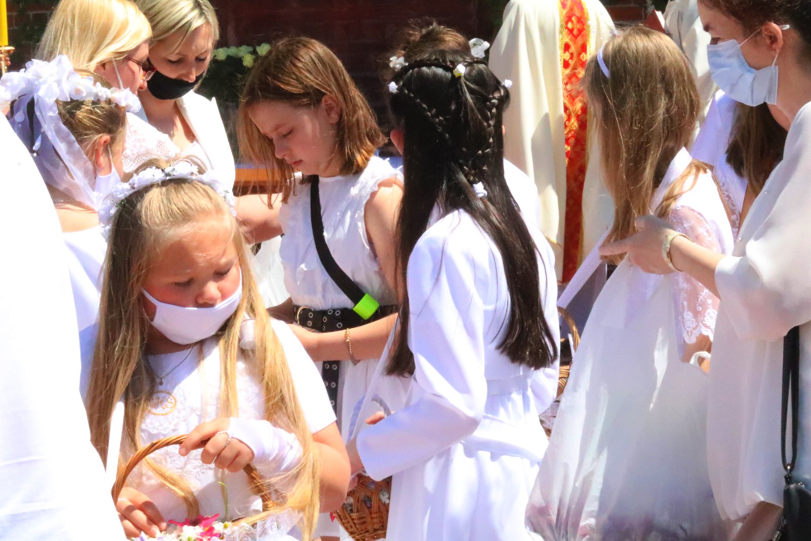 Procesja Bozego Ciała do czterech ołtarzy wokół kościoła