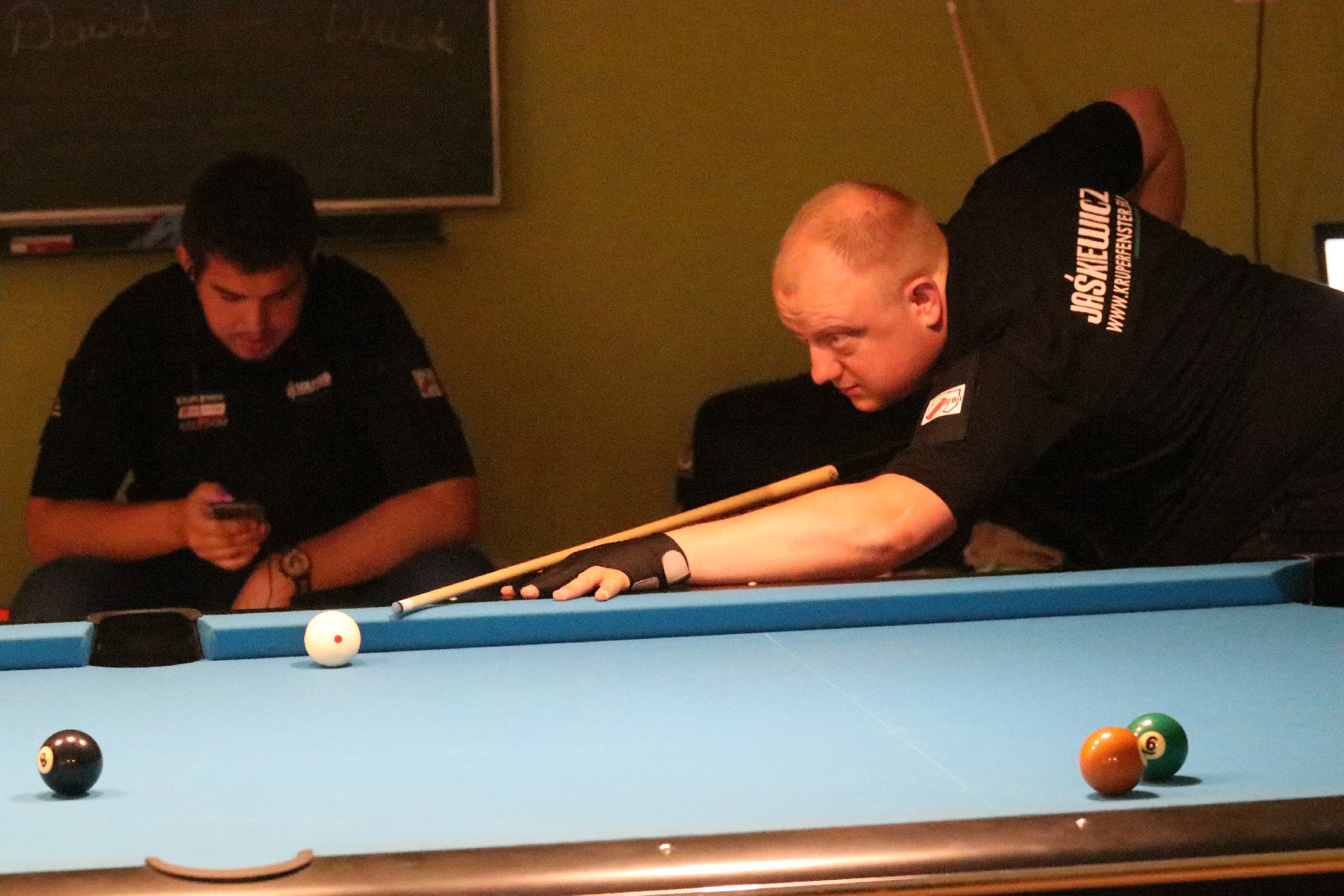 W meczu derbowym lepsi okazali się zawodnicy z pierwszej drużyny