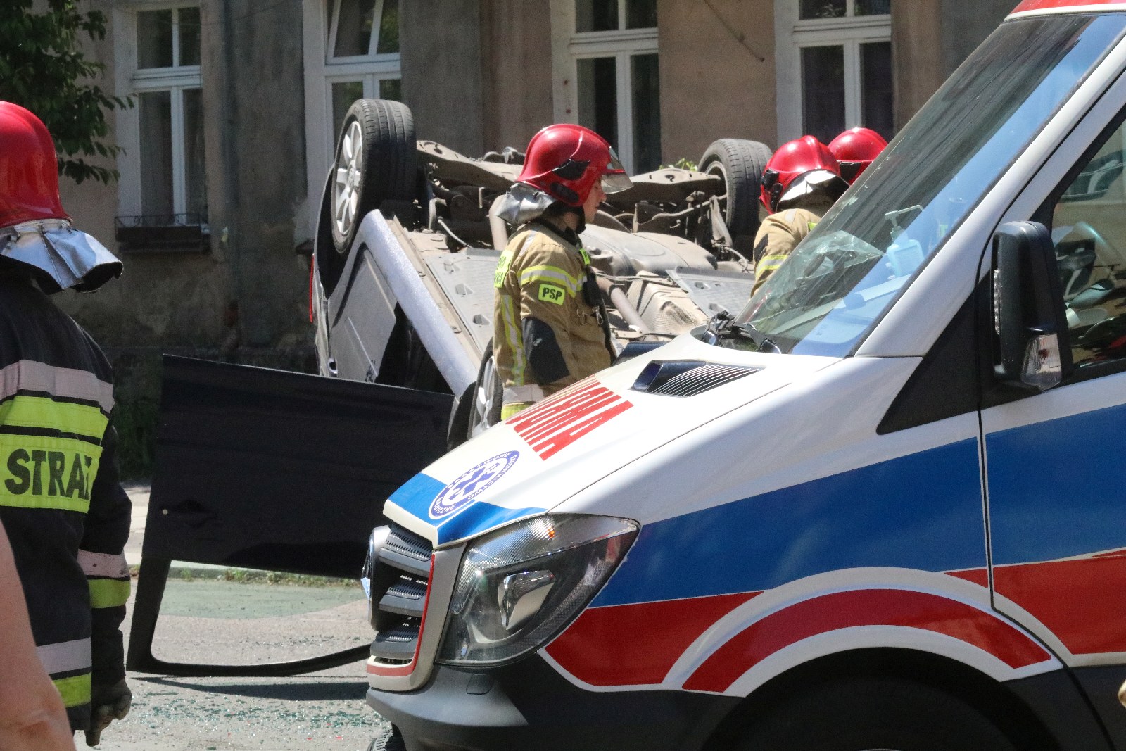 Dachowanie na skrzyżowaniu Żwirki i Wigury i św. Wojciecha
