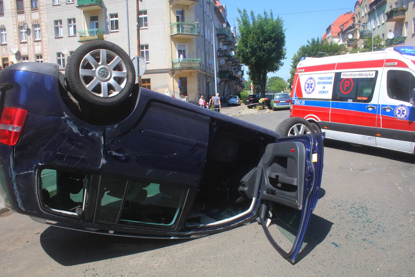 Dachowanie na skrzyżowaniu Żwirki i Wigury i św. Wojciecha