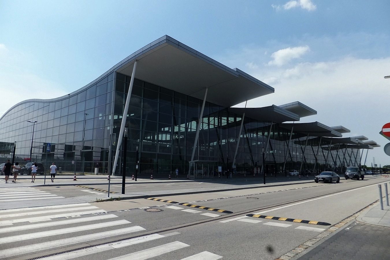 Z wrocławskiego lotniska na każdy kontynent. Są nowe połączenia