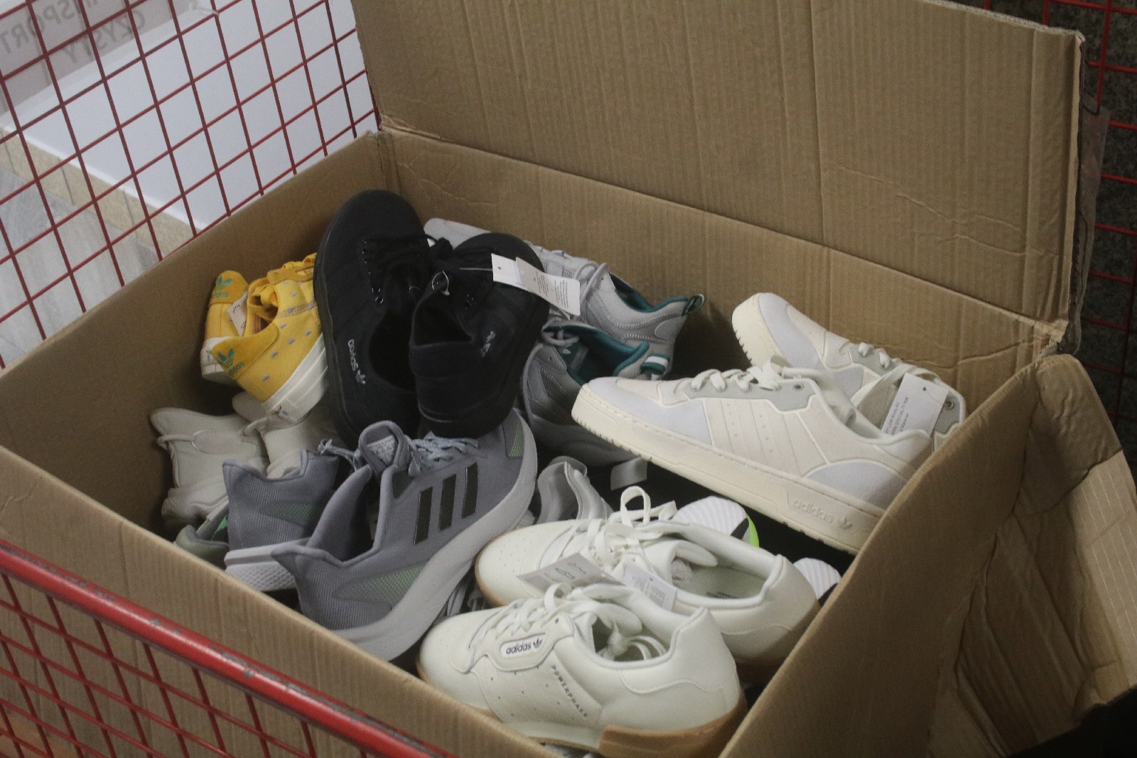 Markowe sportowe buty trafiły do pracowników szpitala