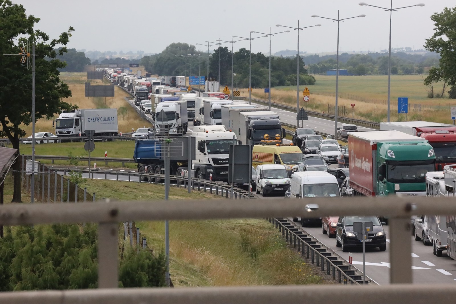 Zderzenie trzech ciężarówek na autostradzie A4