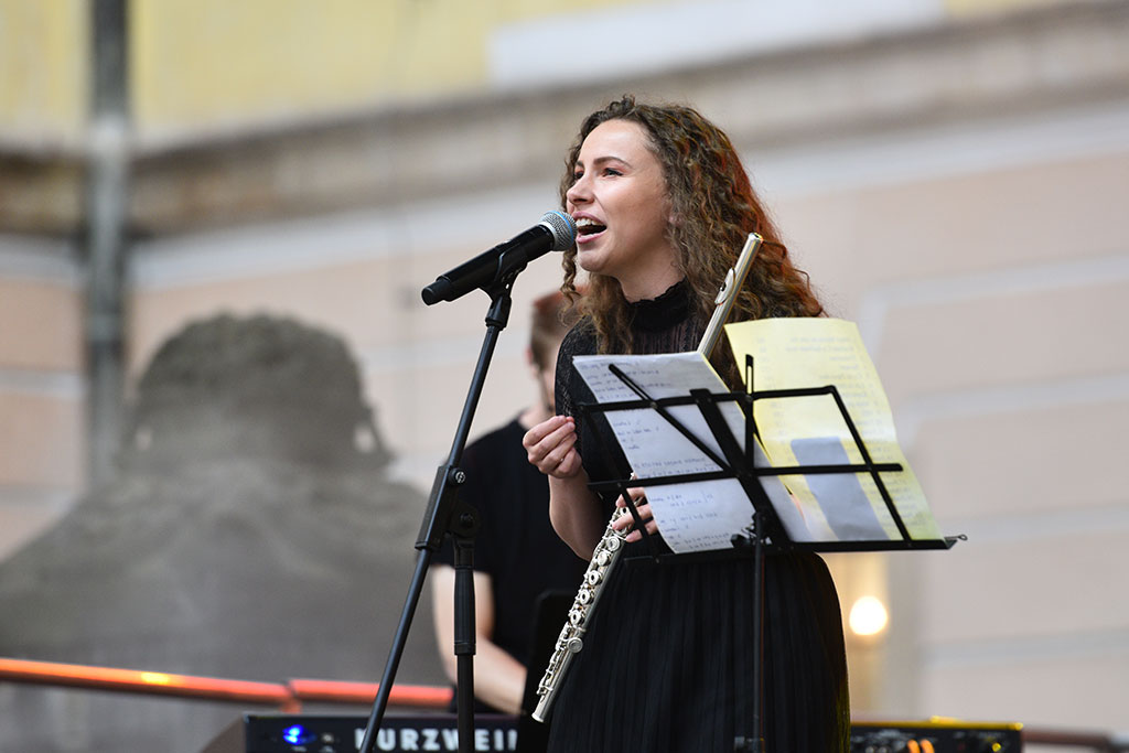 Nikola Warda z zespołem wystąpiła na dziedzińcu Akademii