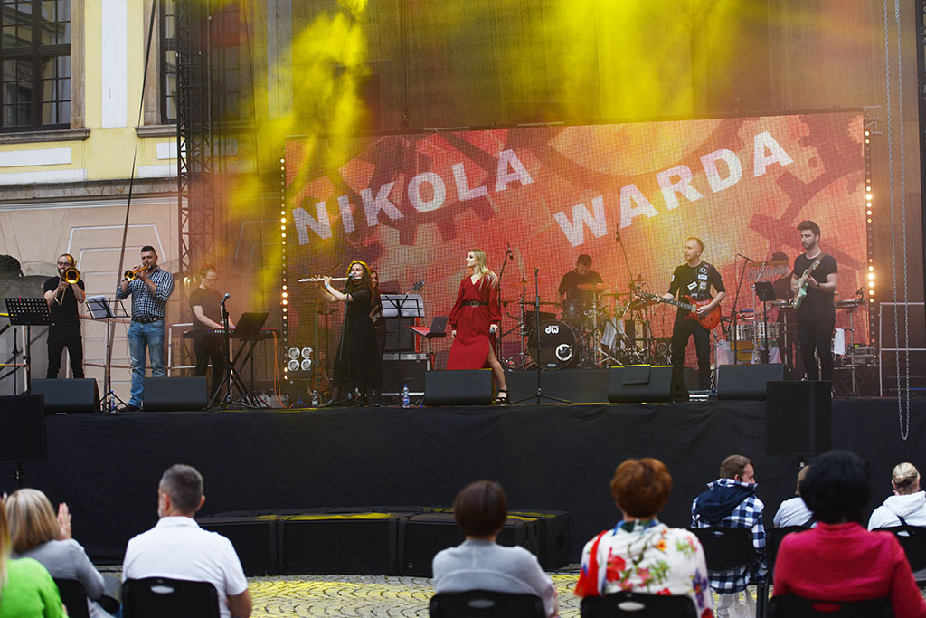 Nikola Warda z zespołem wystąpiła na dziedzińcu Akademii