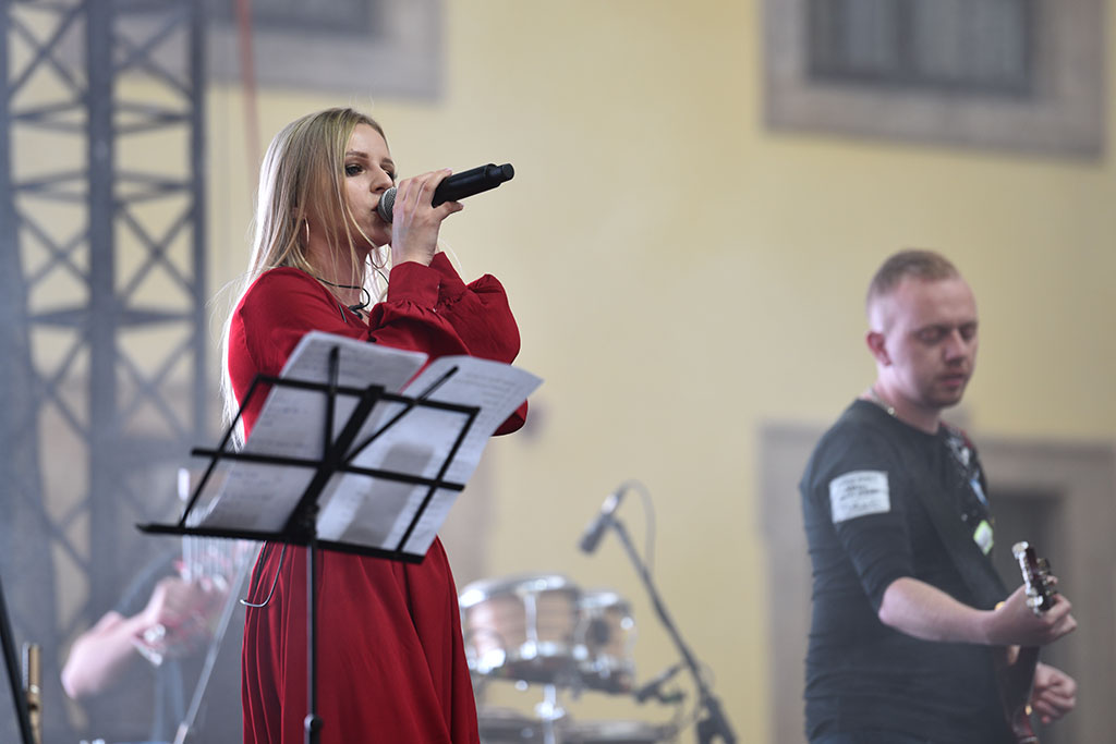 Nikola Warda z zespołem wystąpiła na dziedzińcu Akademii
