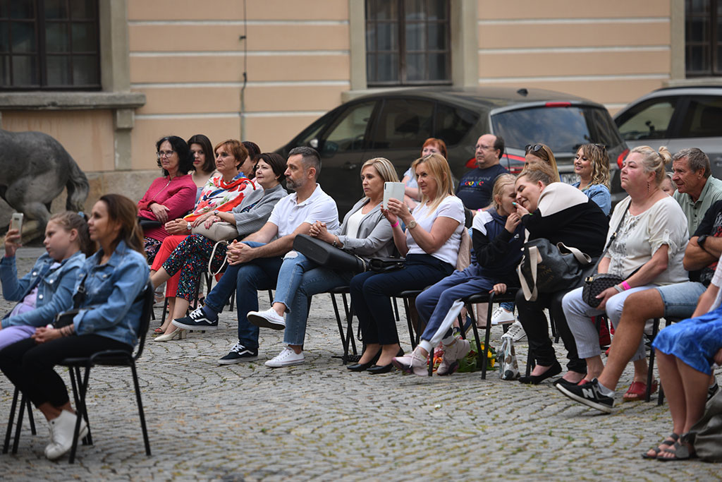 Nikola Warda z zespołem wystąpiła na dziedzińcu Akademii