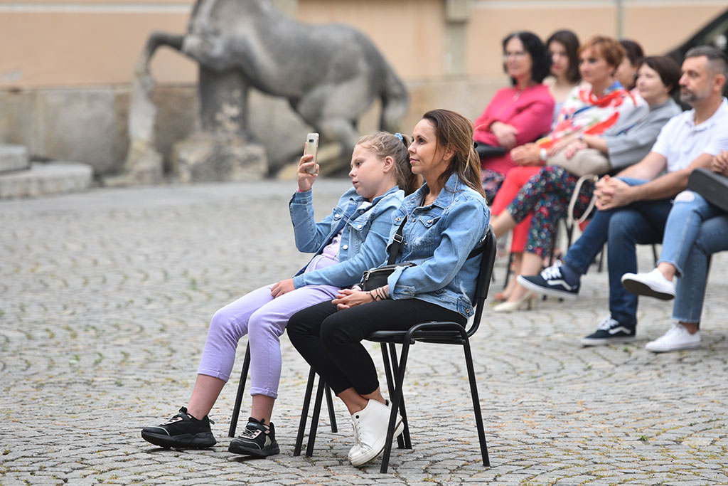 Nikola Warda z zespołem wystąpiła na dziedzińcu Akademii